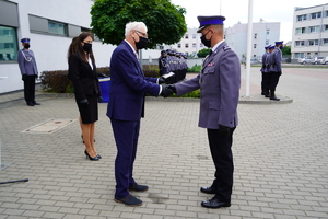 Przewodniczący Stowarzyszenia Policyjnych Emerytów i Rencistów wręcza podziękowania Pierwszemu Zastępcy Komendanta Wojewódzkiego Policji w Bydgoszczy