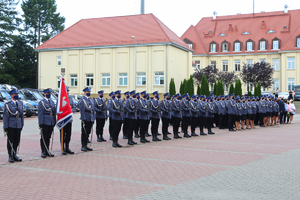 Policjanci podczas zbiórki na placu.