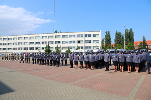 Policjanci w szyku na placu.