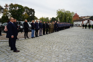 Zgromadzeni goście stojący w szeregu.