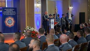 policjant ze związków zawodowych przemawia