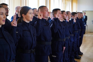 Nowoprzyjęci policjanci składają rotę ślubowania