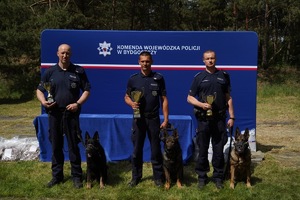 Policjanci z psami - zwycięzcy zawodów.