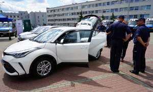 policjanci oglądają Toyotę