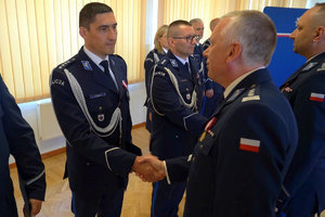 uroczystość związana ze zmianą Komendantów. Policjanci odbierają rozkazy personalne