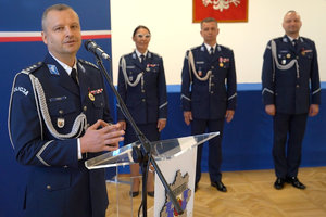 uroczystość związana ze zmianą Komendantów. Policjanci odbierają rozkazy personalne