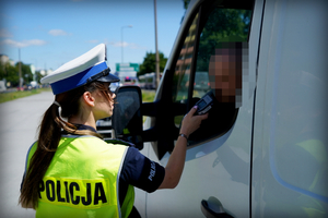 Policjanci ruchu drogowego podczas działań na drodze