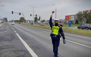 Policjanci ruchu drogowego podczas działań na drodze