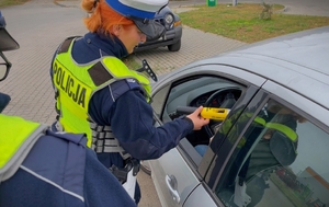 Policjanci ruchu drogowego podczas działań na drodze