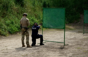 Policjanci podczas zawodów strzeleckich
