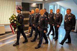 policjanci oddają hołd przy tablicy pamięci i przy kamieniu pamięci ku czci poległych policjantów