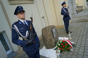 policjanci oddają hołd przy tablicy pamięci i przy kamieniu pamięci ku czci poległych policjantów