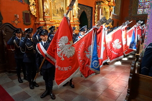 policjanci biorą udział we mszy świętej