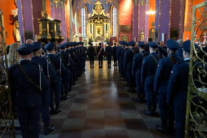 policjanci biorą udział we mszy świętej