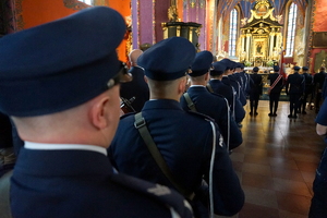 policjanci biorą udział we mszy świętej