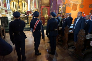 policjanci biorą udział we mszy świętej