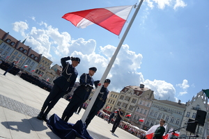 policjanci biorą udział w oficjalnej uroczystości Święta Policji na placu starego rynku w Bydgoszczy