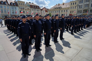 policjanci biorą udział w oficjalnej uroczystości Święta Policji na placu starego rynku w Bydgoszczy