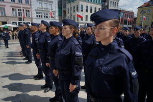 policjanci biorą udział w oficjalnej uroczystości Święta Policji na placu starego rynku w Bydgoszczy