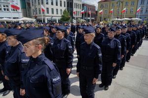 policjanci biorą udział w oficjalnej uroczystości Święta Policji na placu starego rynku w Bydgoszczy
