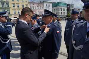 policjanci biorą udział w oficjalnej uroczystości Święta Policji na placu starego rynku w Bydgoszczy