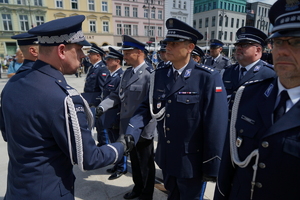 policjanci biorą udział w oficjalnej uroczystości Święta Policji na placu starego rynku w Bydgoszczy