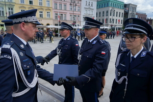 policjanci biorą udział w oficjalnej uroczystości Święta Policji na placu starego rynku w Bydgoszczy