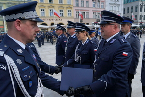 policjanci biorą udział w oficjalnej uroczystości Święta Policji na placu starego rynku w Bydgoszczy
