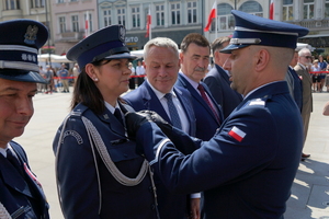 policjanci biorą udział w oficjalnej uroczystości Święta Policji na placu starego rynku w Bydgoszczy