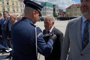 policjanci biorą udział w oficjalnej uroczystości Święta Policji na placu starego rynku w Bydgoszczy