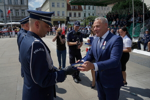 policjanci biorą udział w oficjalnej uroczystości Święta Policji na placu starego rynku w Bydgoszczy