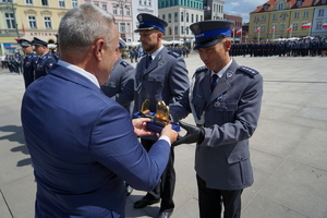 policjanci biorą udział w oficjalnej uroczystości Święta Policji na placu starego rynku w Bydgoszczy
