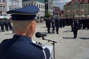 policjanci biorą udział w oficjalnej uroczystości Święta Policji na placu starego rynku w Bydgoszczy