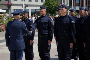 policjanci biorą udział w oficjalnej uroczystości Święta Policji na placu starego rynku w Bydgoszczy
