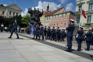 policjanci biorą udział w oficjalnej uroczystości Święta Policji na placu starego rynku w Bydgoszczy
