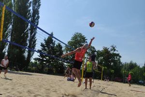 uczestnicy grają w siatkówkę plażową
