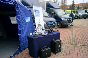 Nowe =bezzałogowe statki powietrzne, nowe pojazdy służbowe Mercedes-Benz Sprinter, namiot ratowniczy