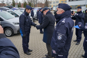 Przekazanie policjantom kluczyków do nowych pojazdów