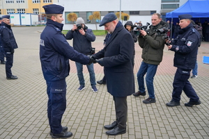 Przekazanie policjantom kluczyków do nowych pojazdów