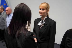 wyróżnieni otrzymują odznaczenia od przedstawiciela związków zawodowych