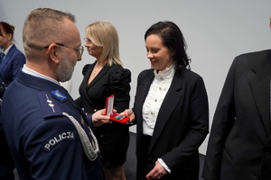 wyróżnieni otrzymują odznaczenia od przedstawiciela związków zawodowych