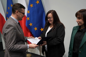 wyróżnieni otrzymują gratulacje od Wojewody