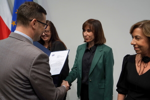 wyróżnieni otrzymują gratulacje od Wojewody