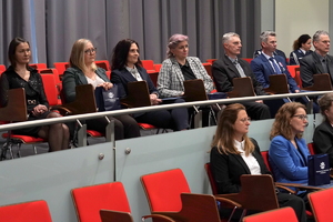 ujęcie na osoby siedzące na krzesłach