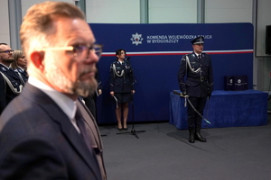 ujęcie na dowódcę uroczystości stojącego z szablą