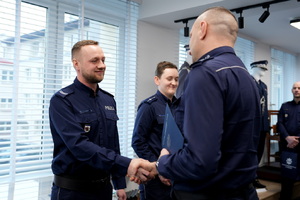 Komendant gratuluje policjantowi
