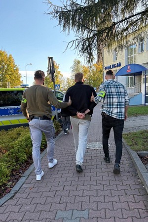 Poszukiwani prowadzenie przez policjantów.