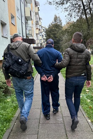Poszukiwani prowadzenie przez policjantów.