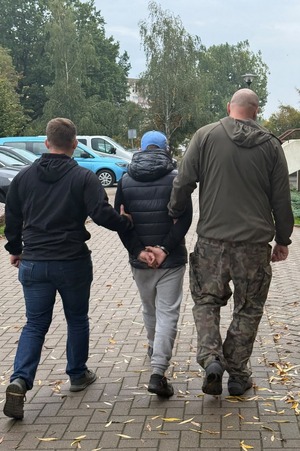 Poszukiwani prowadzenie przez policjantów.