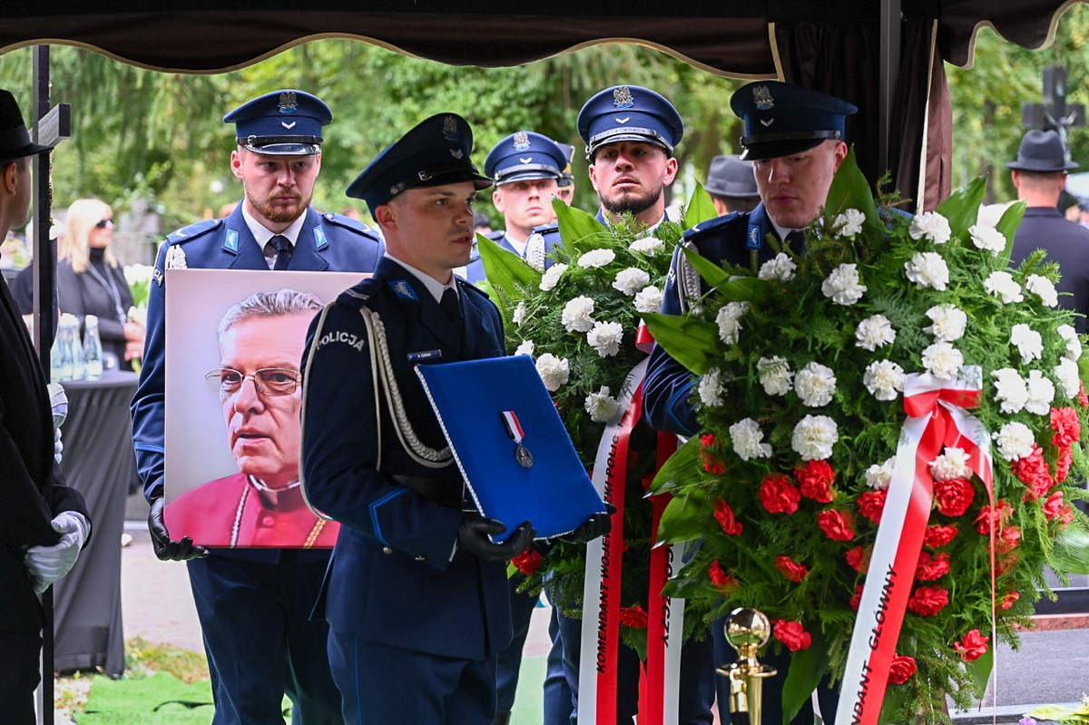 Pożegnanie kapelana kujawsko-pomorskiej Policji ks. infułata Stanisława Kotowskiego